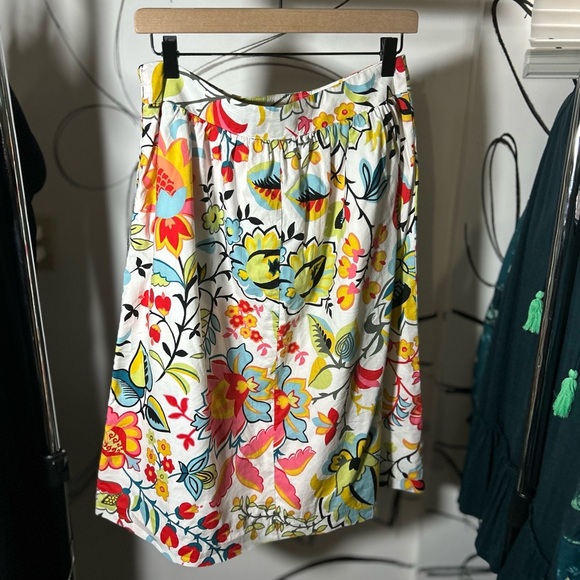 Ann Taylor Factory White with Bright Floral Mid Length Skirt Size 4P - Picture 6 of 6